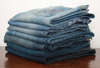 Стопка сложенных джинсов